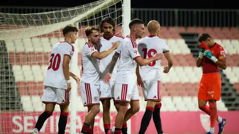 Celebración de uno de los goles conseguidos por el Sevilla en el amistoso a puerta cerrada ante el Ceuta. Celebración de uno de los goles conseguidos por el Sevilla en el amistoso a puerta cerrada ante el Ceuta.