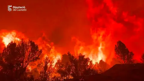 El incendio de La Vall d'Uixó obliga a evacuar a 15.000 personas y moviliza un amplio dispositivo de emergencia El incendio de La Vall d'Uixó obliga a evacuar a 15.000 personas y moviliza un amplio dispositivo de emergencia