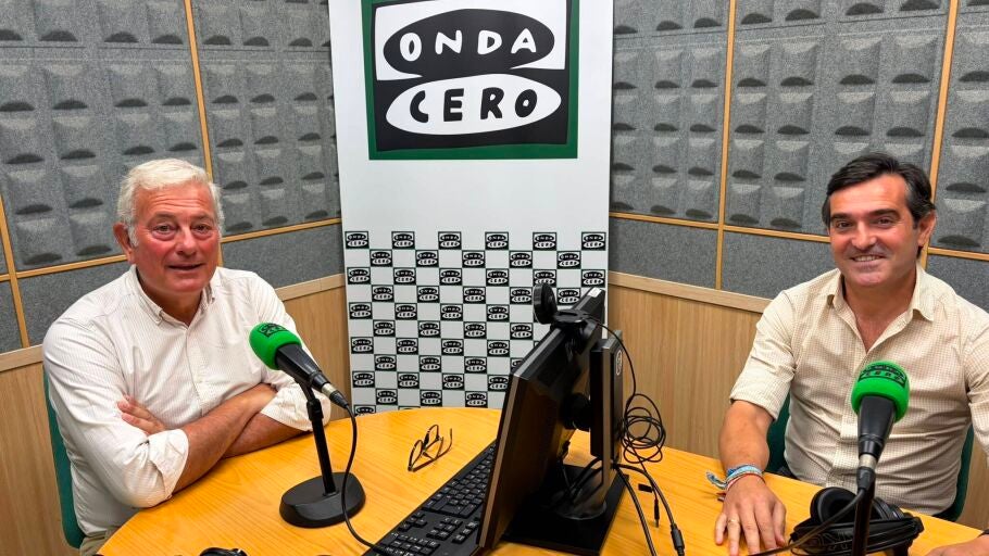 El secretario general de Asaja, Felix Sanz y el responsable del deprtamento de Medio Ambiente, Caza y Forestal, Vicente Dom&iacute;nguez, en los estudios de Onda Cero
