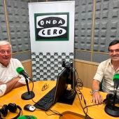 El secretario general de Asaja, Felix Sanz y el responsable del deprtamento de Medio Ambiente, Caza y Forestal, Vicente Domínguez, en los estudios de Onda Cero