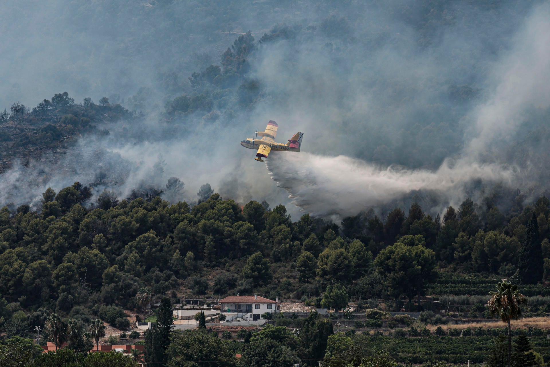 El grave problema de la falta de medios en la lucha contra incendios: "Solo están operativos la mitad de los hidroaviones" El grave problema de la falta de medios en la lucha contra incendios: "Solo están operativos la mitad de los hidroaviones"