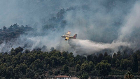 Un hidroavi&oacute;n descarga agua en el incendio de la Vall d'Uix&oacute;