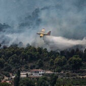 Un hidroavión descarga agua en el incendio de la Vall d'Uixó