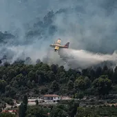 Un hidroavión descarga agua en el incendio de la Vall d'Uixó Un hidroavión descarga agua en el incendio de la Vall d'Uixó