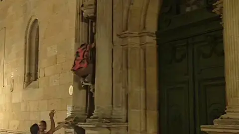Apatrigal lamenta que "no hay intención de cortar actos vandálicos en Santiago" tras las nuevas imágenes de una persona escalando las esculturas de Fonseca: "son delincuentes" Apatrigal lamenta que "no hay intención de cortar actos vandálicos en Santiago" tras las nuevas imágenes de una persona escalando las esculturas de Fonseca: "son delincuentes"