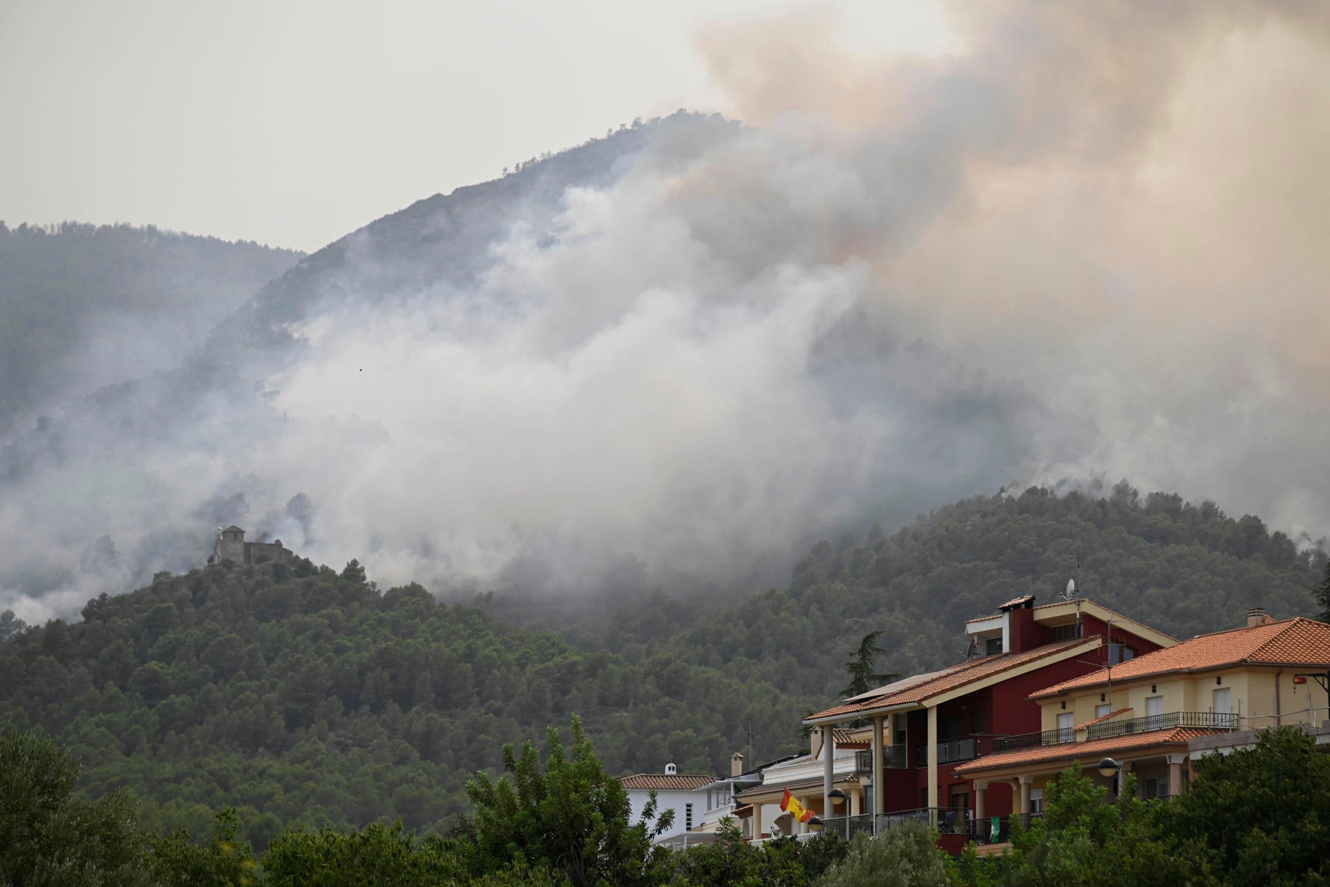 El incendio de Vall d'Uixó sube a 10.000 hectáreas y se levanta el confinamiento en Onda, Betxí y La Vilavella El incendio de Vall d'Uixó sube a 10.000 hectáreas y se levanta el confinamiento en Onda, Betxí y La Vilavella