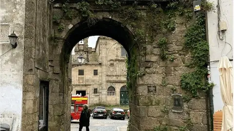 El Consorcio de Santiago licita las obras de restauración y conservación del Arco de Mazarelos El Consorcio de Santiago licita las obras de restauración y conservación del Arco de Mazarelos