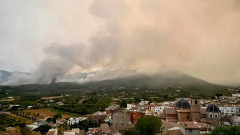 La noche ha sido meteorológicamente tranquila en la zona del incendio de Vall d'Uixó La noche ha sido meteorológicamente tranquila en la zona del incendio de Vall d'Uixó