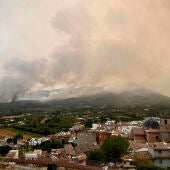 La noche ha sido meteorológicamente tranquila en la zona del incendio de Vall d'Uixó