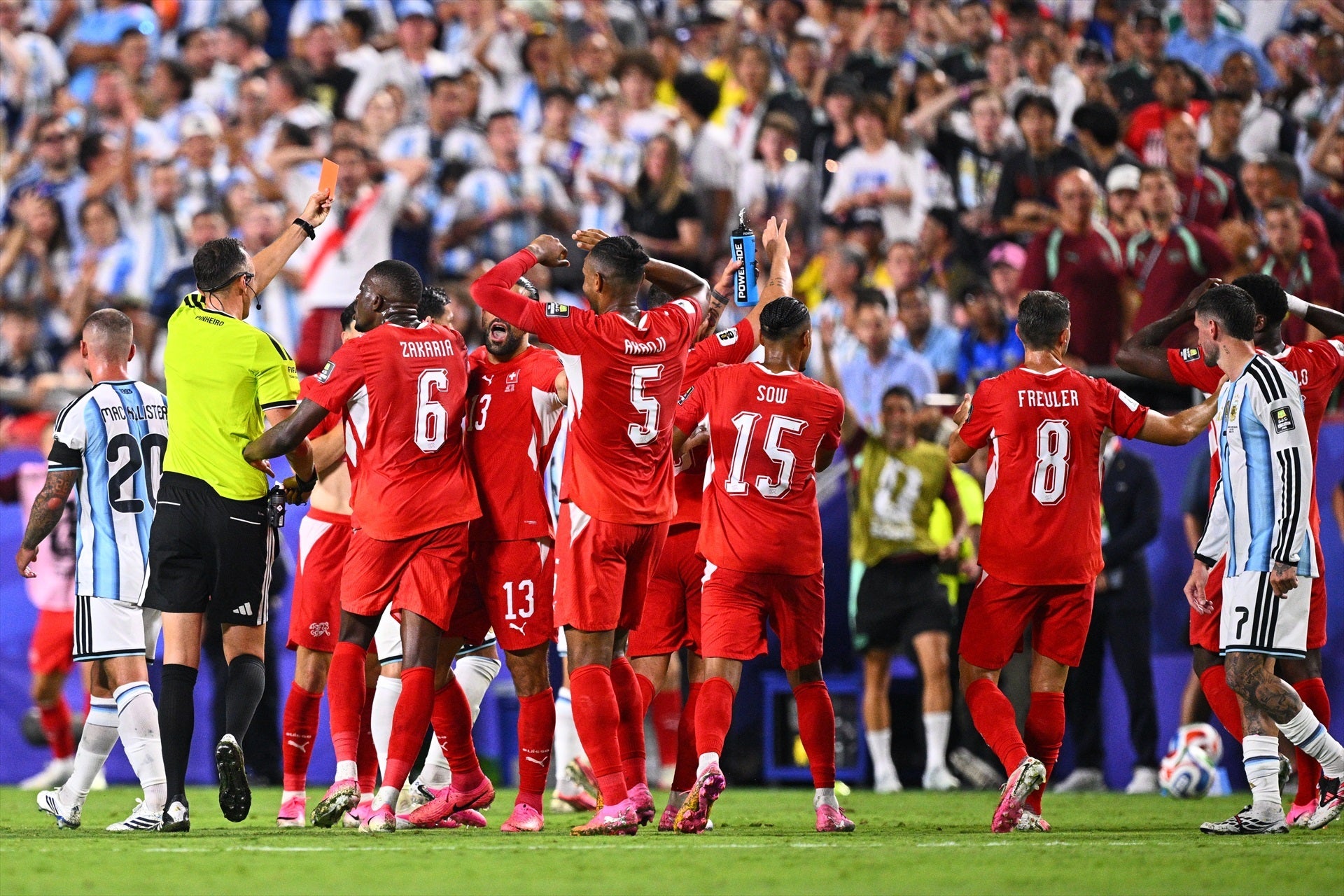 El VAR favoreció a Argentina ante Suiza: la IFAB reconoce el escándalo arbitral El VAR favoreció a Argentina ante Suiza: la IFAB reconoce el escándalo arbitral