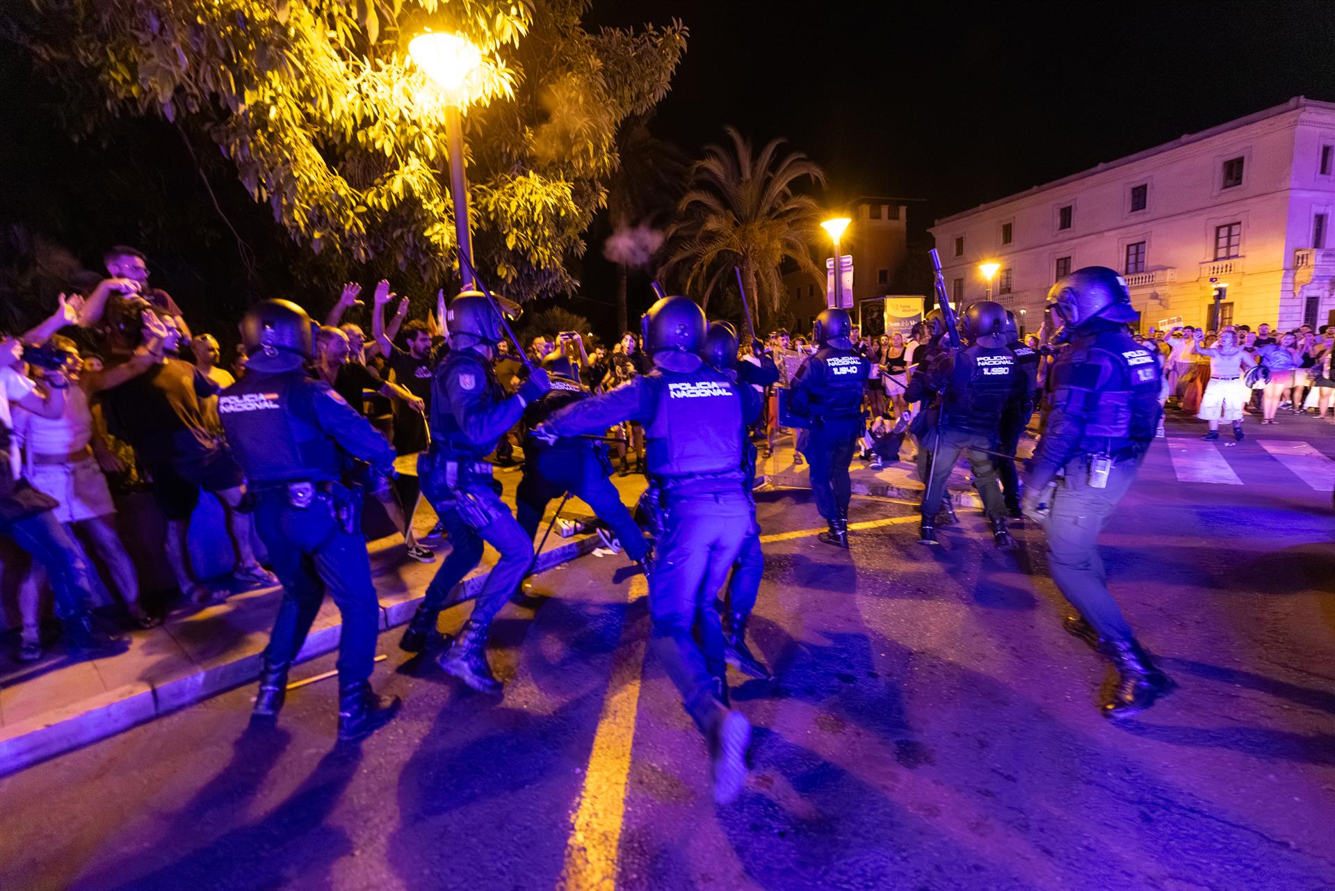 Más de 400 personas se concentran frente a Delegación de Gobierno reclamando la dimisión del delegado en las Islas, Alfonso Rodríguez Más de 400 personas se concentran frente a Delegación de Gobierno reclamando la dimisión del delegado en las Islas, Alfonso Rodríguez