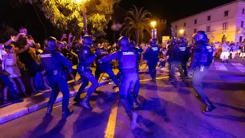 Más de 400 personas se concentran frente a Delegación de Gobierno reclamando la dimisión del delegado en las Islas, Alfonso Rodríguez Más de 400 personas se concentran frente a Delegación de Gobierno reclamando la dimisión del delegado en las Islas, Alfonso Rodríguez