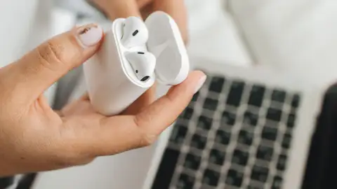 ¿Es peligroso usar auriculares Bluetooth? Un experto lo aclara: "La ciencia lo ha medido, literalmente" ¿Es peligroso usar auriculares Bluetooth? Un experto lo aclara: "La ciencia lo ha medido, literalmente"