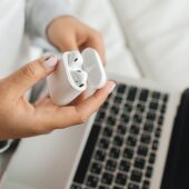 ¿Es peligroso usar auriculares Bluetooth? Un experto lo aclara: "La ciencia lo ha medido, literalmente"