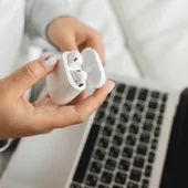 ¿Es peligroso usar auriculares Bluetooth? Un experto lo aclara: "La ciencia lo ha medido, literalmente" ¿Es peligroso usar auriculares Bluetooth? Un experto lo aclara: "La ciencia lo ha medido, literalmente"