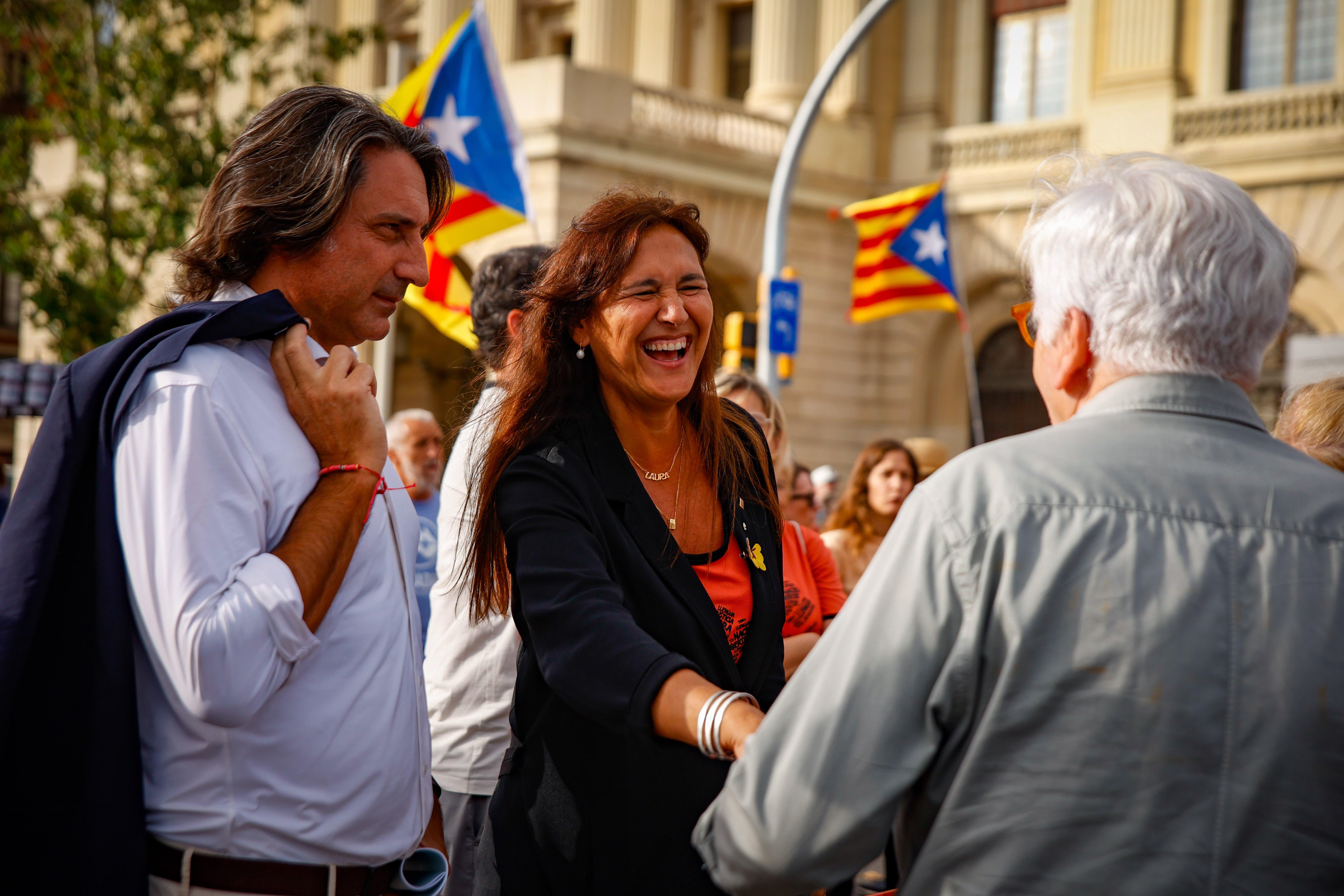 Laura Borràs reivindica su inocencia tras el indulto y señala un 'lawfare': "Me niego a ser españolizada" Laura Borràs reivindica su inocencia tras el indulto y señala un 'lawfare': "Me niego a ser españolizada"