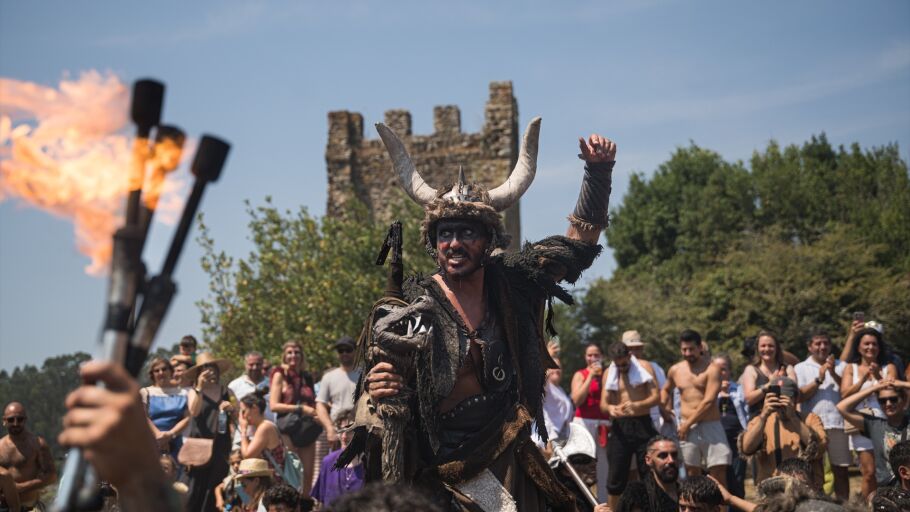 Imagen de archivo de un hombre durante el Desembarco Vikingo de la LXV Romar&iacute;a Vikinga en Catoira.