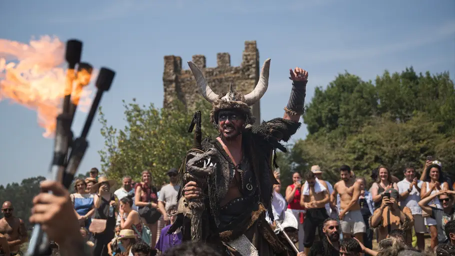 Imagen de archivo de un hombre durante el Desembarco Vikingo de la LXV Romaría Vikinga en Catoira. Imagen de archivo de un hombre durante el Desembarco Vikingo de la LXV Romaría Vikinga en Catoira.