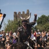 Imagen de archivo de un hombre durante el Desembarco Vikingo de la LXV Romaría Vikinga en Catoira.