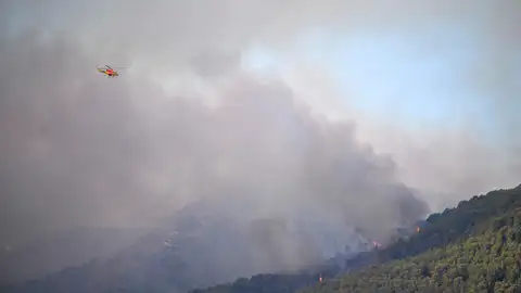 Medios aéreos tratan de extinguir el fuego en Castillo de Onda (Castellón). El incendio de La Vall d’Uixò continúa fuera de control con más de 4.300 hectáreas quemadas y ha obligado a desalojar a más de 16.000 personas de casi una veintena de municipios. Medios aéreos tratan de extinguir el fuego en Castillo de Onda (Castellón). El incendio de La Vall d’Uixò continúa fuera de control con más de 4.300 hectáreas quemadas y ha obligado a desalojar a más de 16.000 personas de casi una veintena de municipios.