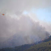 Medios aéreos tratan de extinguir el fuego en Castillo de Onda (Castellón). El incendio de La Vall d’Uixò continúa fuera de control con más de 4.300 hectáreas quemadas y ha obligado a desalojar a más de 16.000 personas de casi una veintena de municipios.