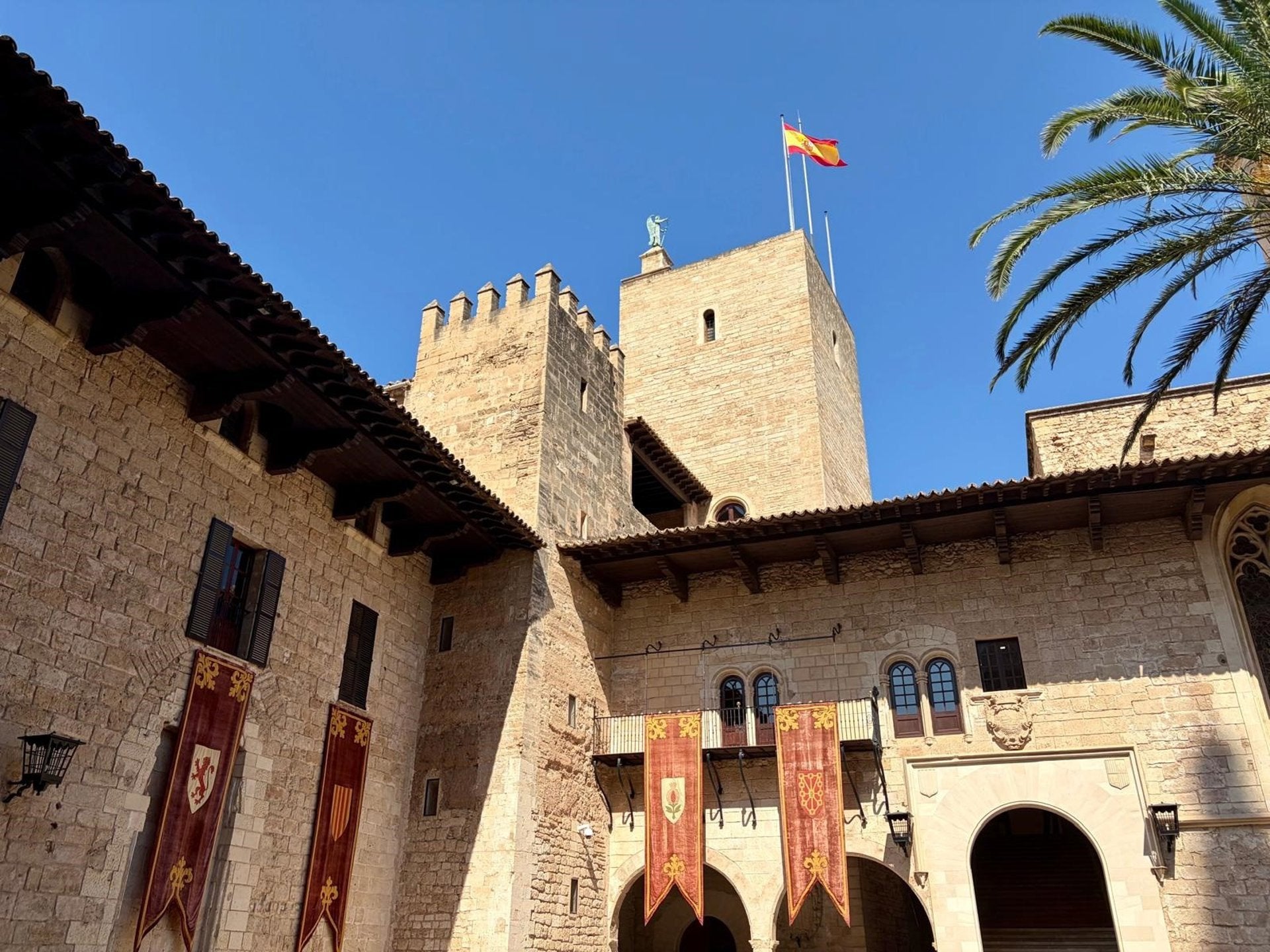 El Palacio de La Almudaina reabre sus puertas tras una reforma que reduce un 30% el consumo energético El Palacio de La Almudaina reabre sus puertas tras una reforma que reduce un 30% el consumo energético