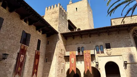 El Palacio de La Almudaina reabre sus puertas tras una reforma que reduce un 30% el consumo energético El Palacio de La Almudaina reabre sus puertas tras una reforma que reduce un 30% el consumo energético.