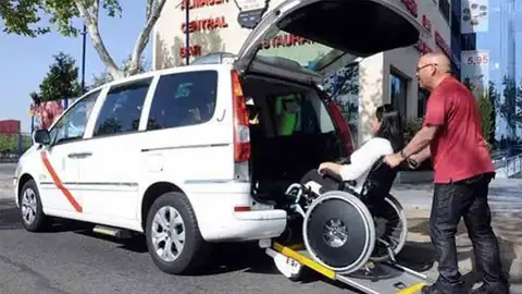 El Grupo Socialista y la Asociación Provincial de Autotaxi reclaman nuevos taxis adaptados para la ciudad El Grupo Socialista y la Asociación Provincial de Autotaxi reclaman nuevos taxis adaptados para la ciudad