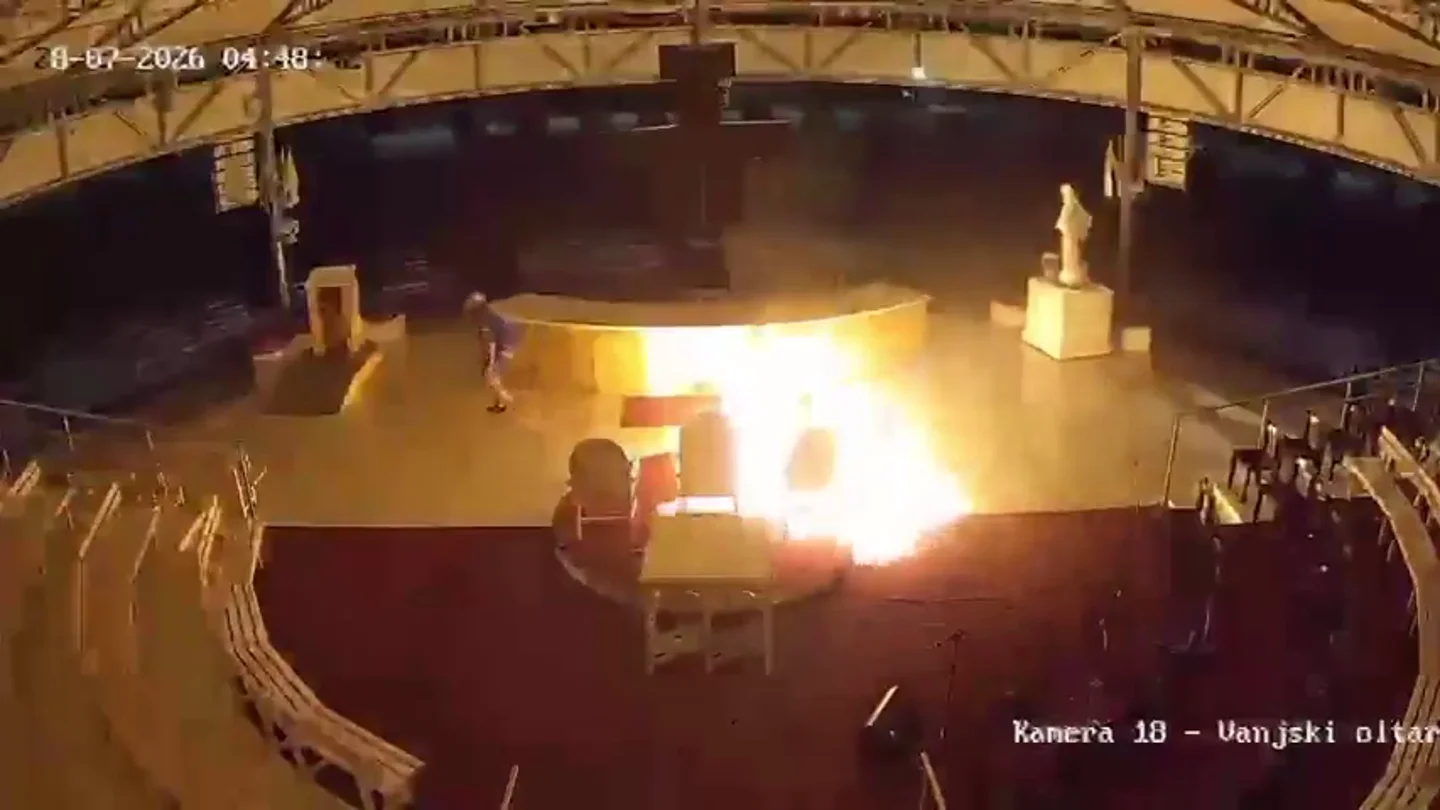 Profanan el santuario de Medjugorje en Bosnia: incendian el altar y atacan imágenes de la Virgen Profanan el santuario de Medjugorje en Bosnia: incendian el altar y atacan imágenes de la Virgen