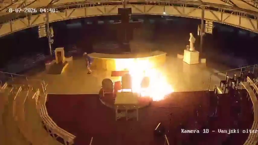 Profanan el santuario de Medjugorje en Bosnia: incendian el altar y atacan imágenes de la Virgen Profanan el santuario de Medjugorje en Bosnia: incendian el altar y atacan imágenes de la Virgen