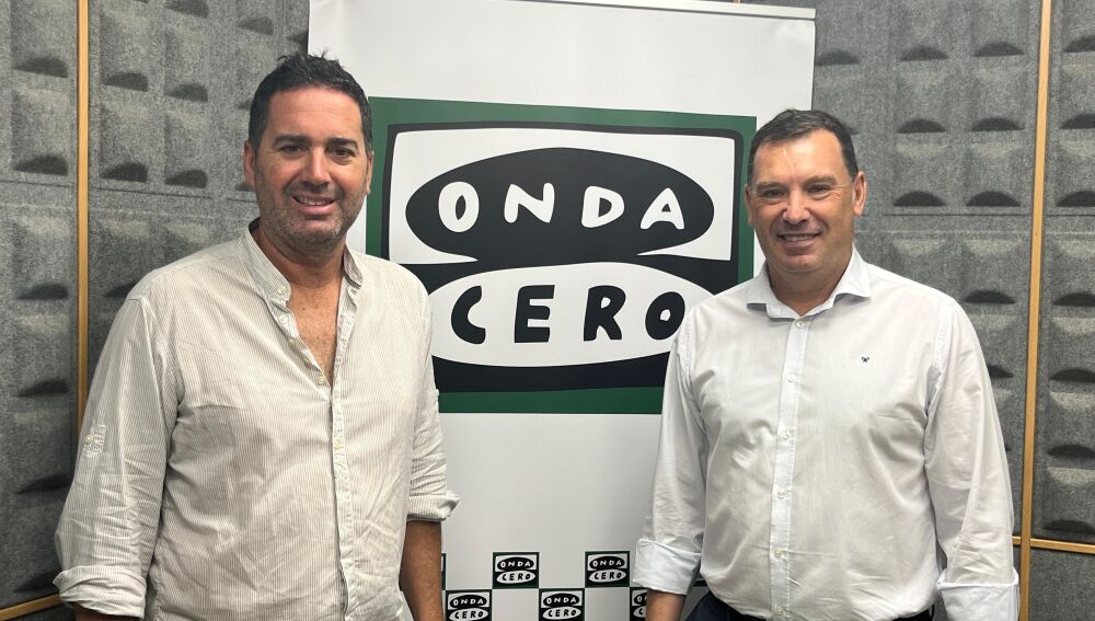 Alberto Santana, en los estudios de Onda Cero, jantes del inicio de la entrevista con Rafael López.