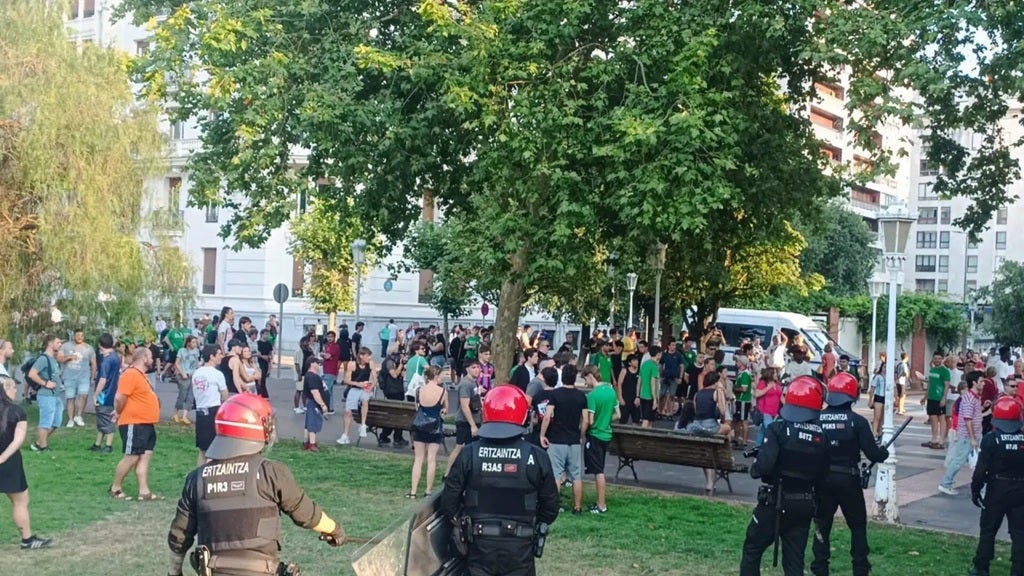 Dos detenidos vinculados a la izquierda abertzale por agredir a un seguidor de España en Bilbao el día de la final del Mundial Dos detenidos vinculados a la izquierda abertzale por agredir a un seguidor de España en Bilbao el día de la final del Mundial