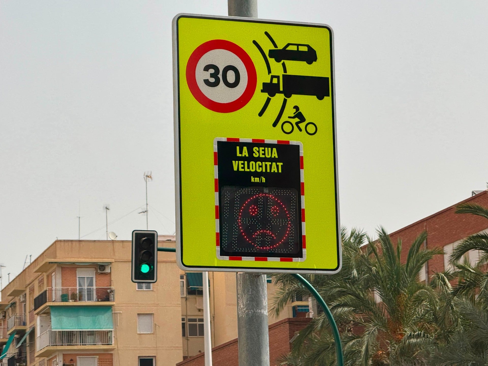 Elche instala nuevos radares informativos para reforzar la seguridad vial Elche instala nuevos radares informativos para reforzar la seguridad vial