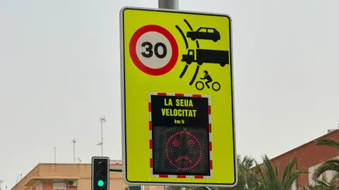 Elche instala nuevos radares informativos para reforzar la seguridad vial. Elche instala nuevos radares informativos para reforzar la seguridad vial.