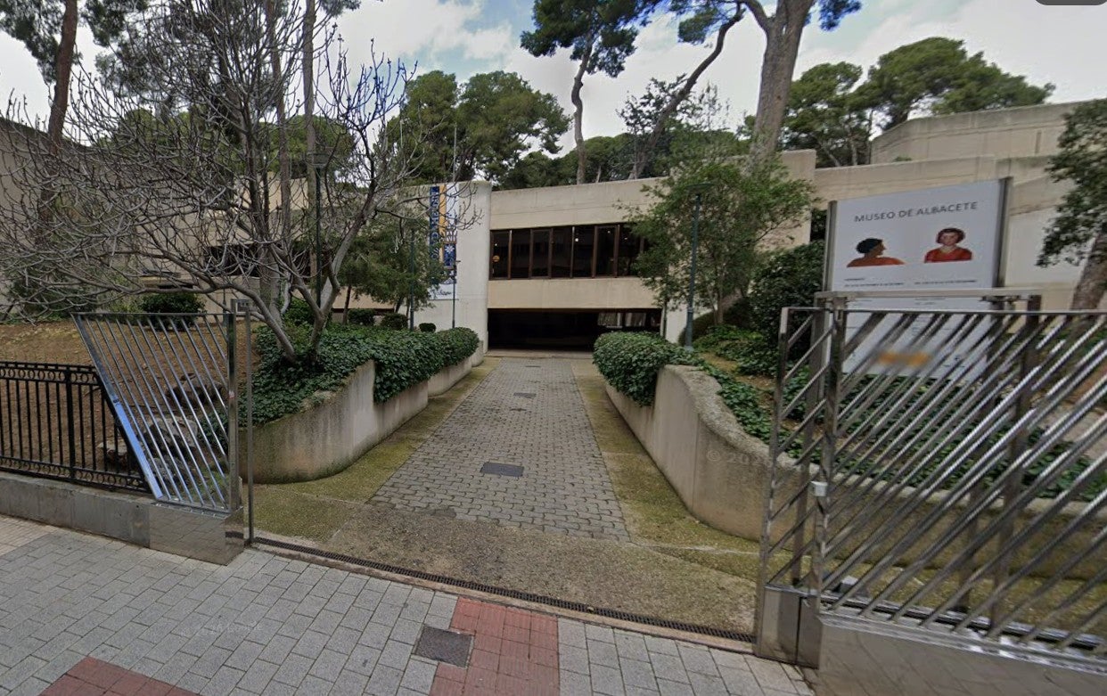 Roban en el Museo Provincial y prenden fuego a un coche robado Roban en el Museo Provincial y prenden fuego a un coche robado