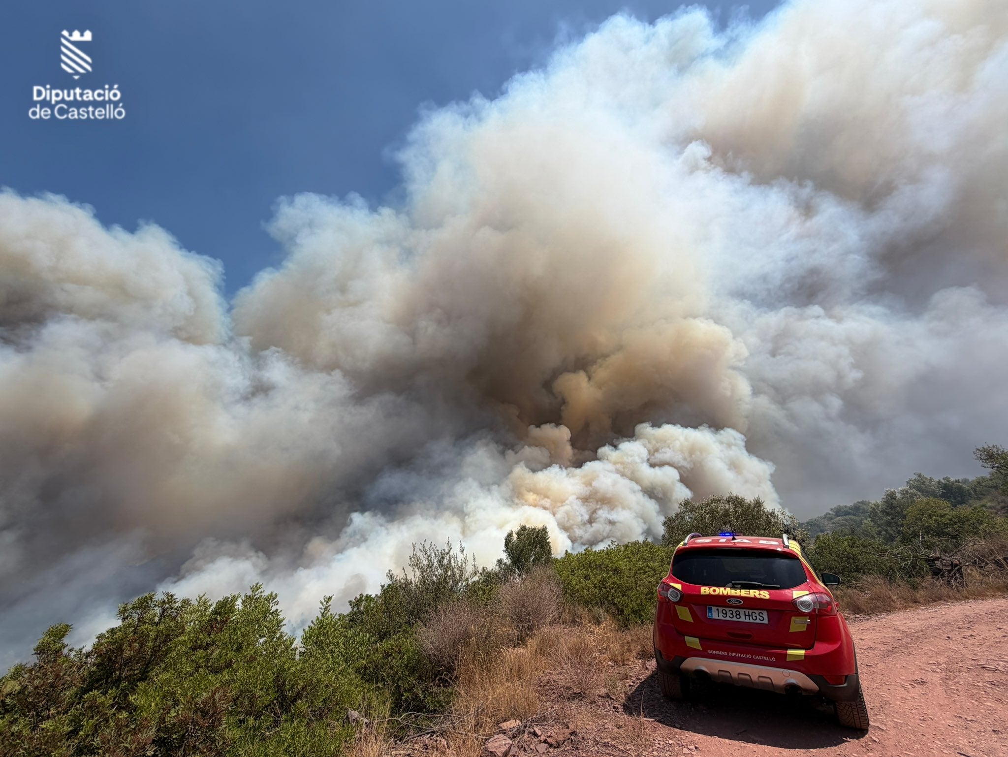 Los vecinos de La Vall d'Uixó regresan a sus casas: "Está todo lleno de ceniza, humo y animales muertos" Los vecinos de La Vall d'Uixó regresan a sus casas: "Está todo lleno de ceniza, humo y animales muertos"