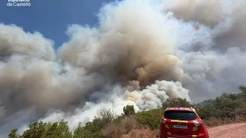 Los vecinos de La Vall d'Uixó regresan a sus casas: "Está todo lleno de ceniza, humo y animales muertos" Los vecinos de La Vall d'Uixó regresan a sus casas: "Está todo lleno de ceniza, humo y animales muertos"