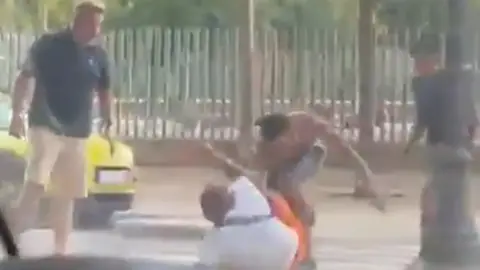 Detenido por una brutal y gratuita paliza que ha dejado a la víctima en situación crítica en el barrio de San Marcelino (Valencia) Detenido por una brutal y gratuita paliza que ha dejado a la víctima en situación crítica en el barrio de San Marcelino (Valencia)