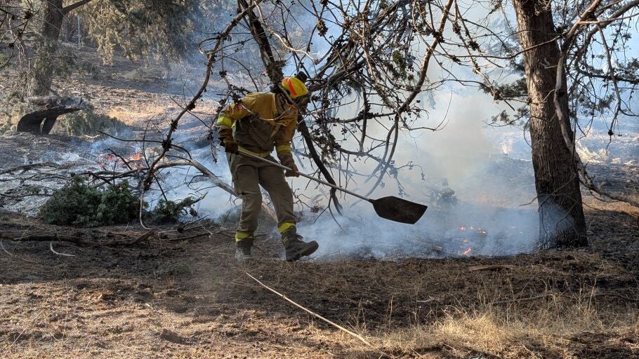 Un bombero de la UME apagando un fuego en la zona
