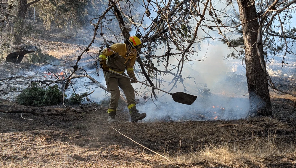 Un bombero de la UME apagando un fuego en la zona Un bombero de la UME apagando un fuego en la zona
