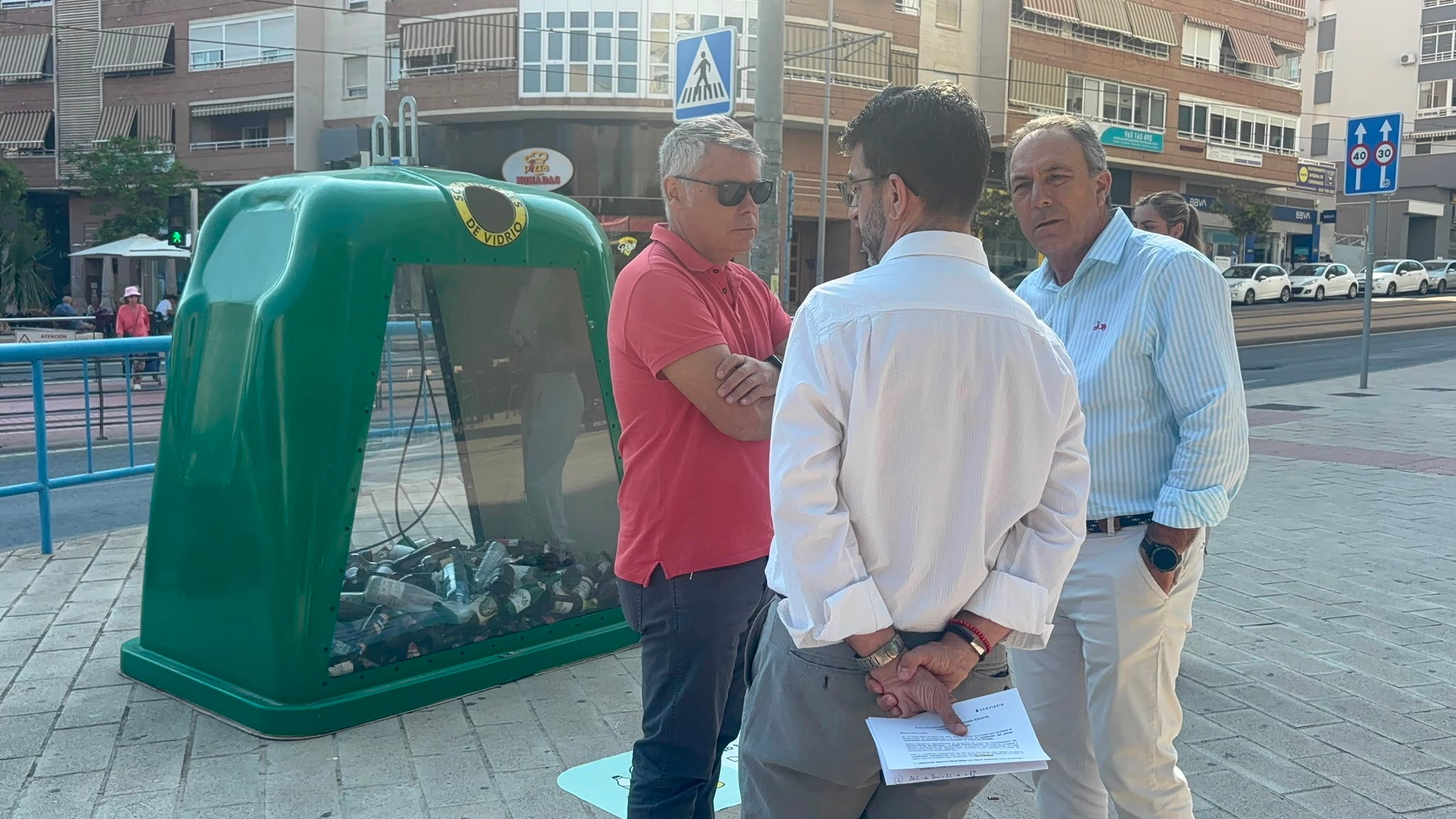 Alicante estrena el primer contenedor transparente para desmontar los mitos sobre el reciclaje de vidrio Alicante estrena el primer contenedor transparente para desmontar los mitos sobre el reciclaje de vidrio
