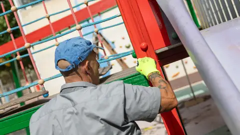 L’Alfàs aprovecha el verano para realizar labores de mantenimiento en los centros educativos L’Alfàs aprovecha el verano para realizar labores de mantenimiento en los centros educativos