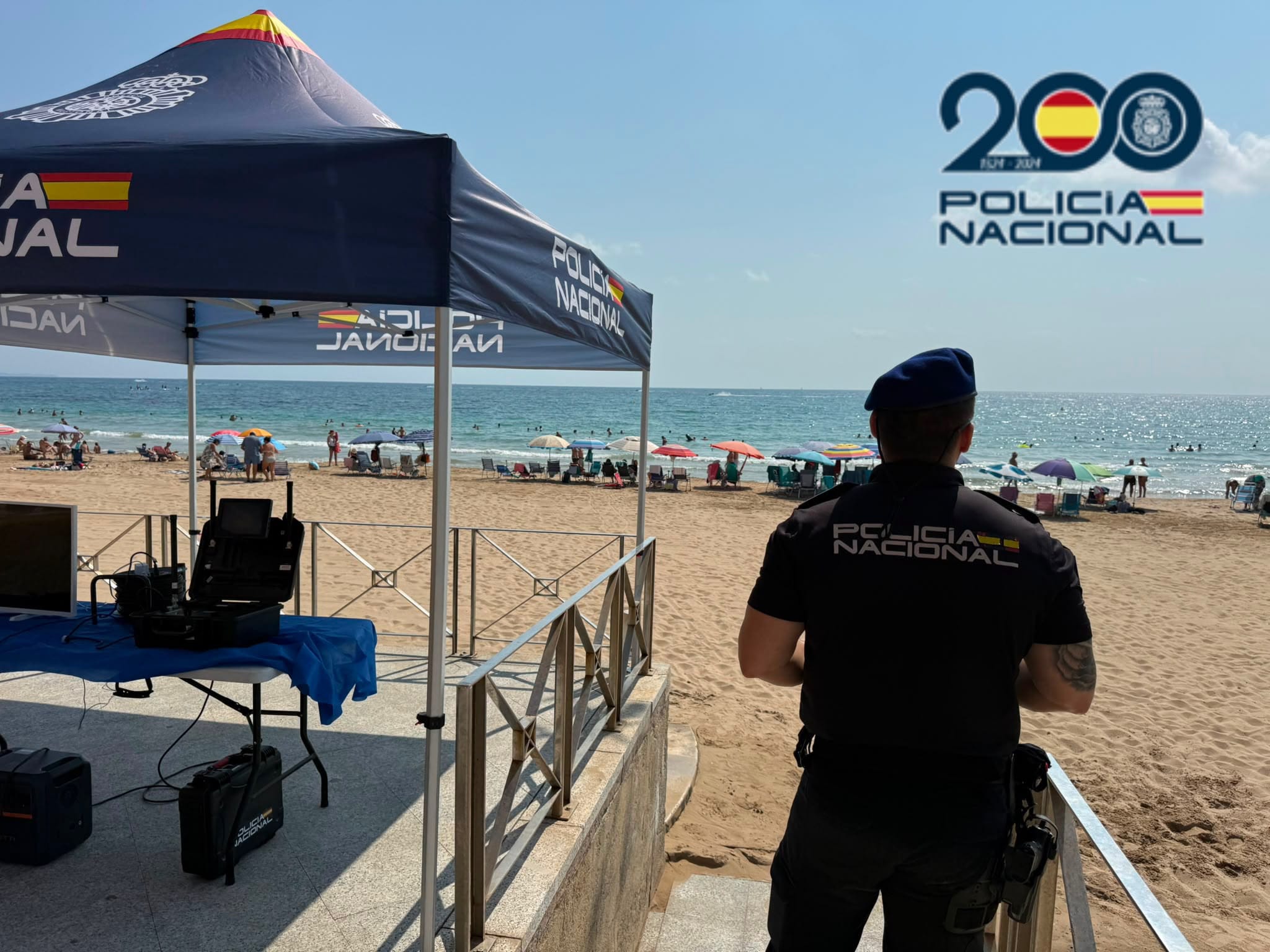 La Policía Nacional despliega en las playas de Elche patrullas aéreas y terrestres La Policía Nacional despliega en las playas de Elche patrullas aéreas y terrestres