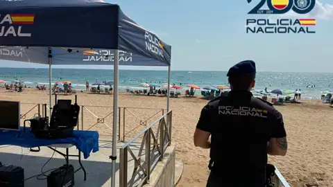La Policía Nacional despliega en las playas de Elche patrullas aéreas y terrestres. La Policía Nacional despliega en las playas de Elche patrullas aéreas y terrestres.