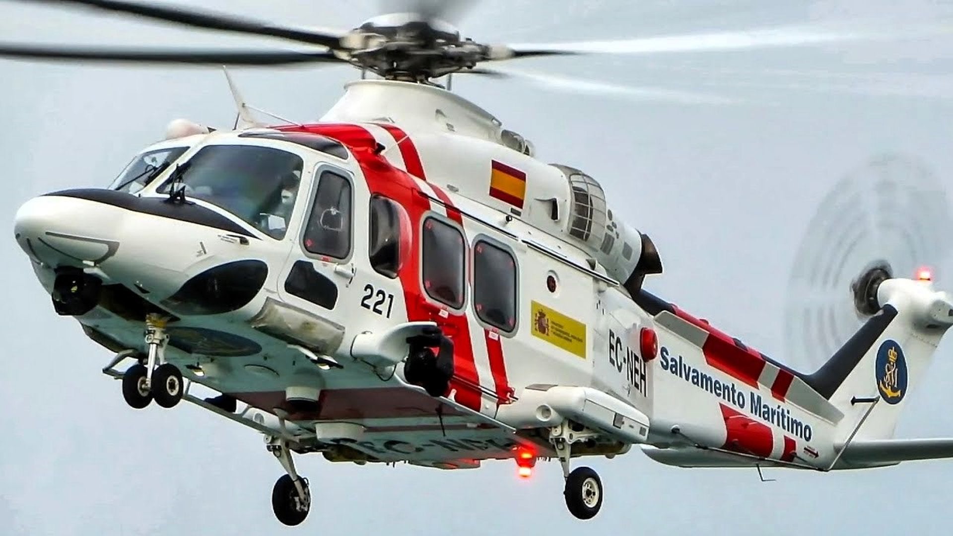 Un helicóptero rescata en Las Salinas a una joven que no podía volver a la orilla en su paddle surf Un helicóptero rescata en Las Salinas a una joven que no podía volver a la orilla en su paddle surf