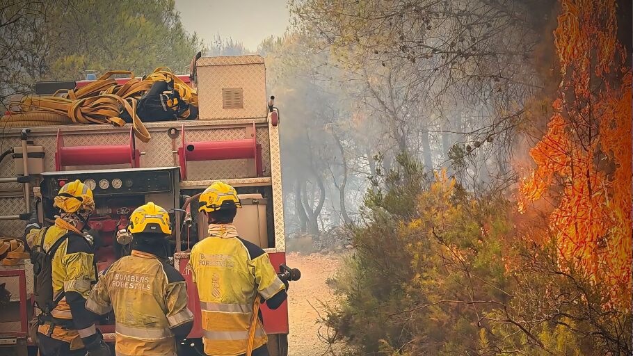 El incendio de la Vall d'Uix&oacute; (Castell&oacute;n) sigue sin control tras quemar 8.500 hect&aacute;reas