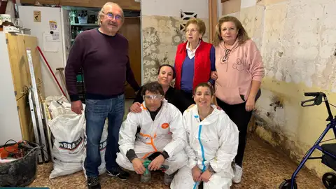 Voluntarios de Adopta un Mayor ayudando a una familia afectada por la Dana el pasado otoño Voluntarios de Adopta un Mayor ayudando a una familia afectada por la Dana el pasado otoño