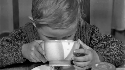 Niño bebiendo leche Niño bebiendo leche / getty images