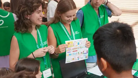 Voluntarios de la Asociación Contra el Cáncer en Sevilla informando de la campaña Voluntarios de la Asociación Contra el Cáncer en Sevilla informando de la campaña