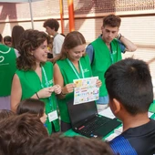 Voluntarios de la Asociación Contra el Cáncer en Sevilla informando de la campaña Voluntarios de la Asociación Contra el Cáncer en Sevilla informando de la campaña
